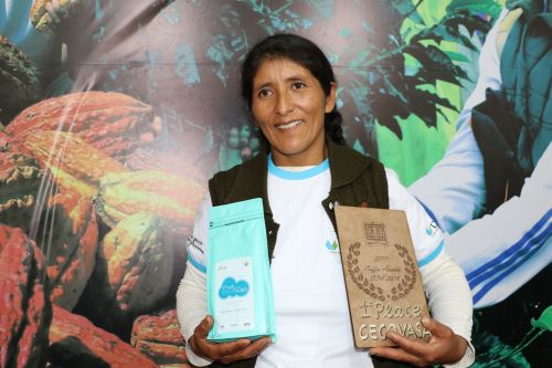 Vicentina Phocco, the coffee producer that triumphed at the Global Specialtu Coffee Expo EXPO Seattle 2018, in the USA, holding her product